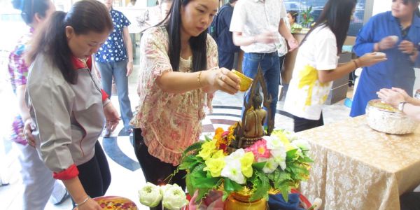 ภาพบรรยากาศ รดน้ำดำหัวผู้ใหญ่ เทศกาลวันสงกรานต์